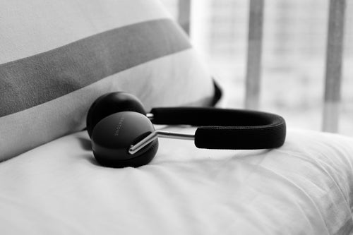 Kinora Hush — sluchátka na měkké textilii, uhlově šedá
